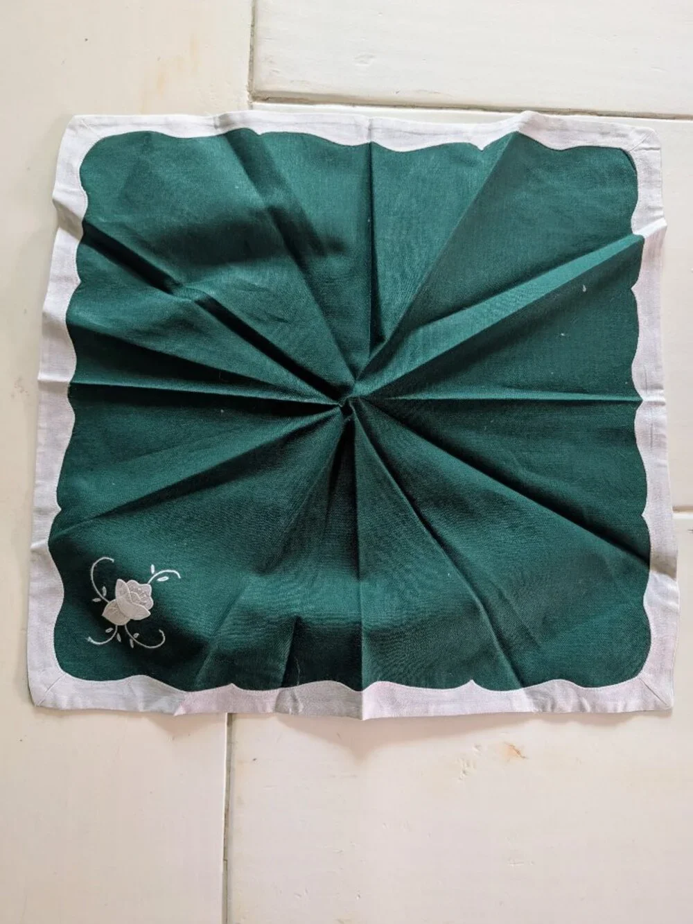 VTG Set of 6 Green Floral Applique Placemats & Napkins White Scalloped NOS